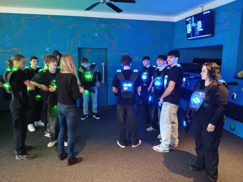 Výlet žáků 2. a 3. ročníku oboru autolakýrník a elektrikář: Motokáry a laser aréna