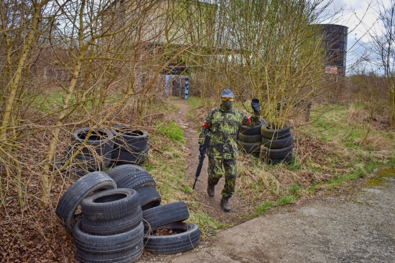Apríl v maskáčích: Žáci a studenti automobilní školy vyměnili učebnice za airsoftovou výstroj