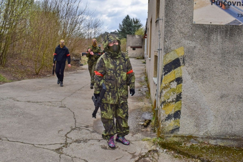 Apríl v maskáčích: Žáci a studenti automobilní školy vyměnili učebnice za airsoftovou výstroj