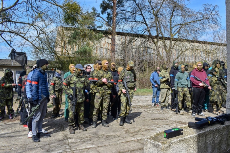 Apríl v maskáčích: Žáci a studenti automobilní školy vyměnili učebnice za airsoftovou výstroj