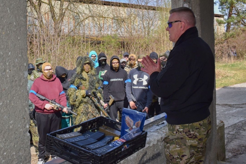 Apríl v maskáčích: Žáci a studenti automobilní školy vyměnili učebnice za airsoftovou výstroj