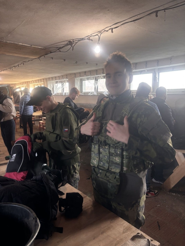 Apríl v maskáčích: Žáci a studenti automobilní školy vyměnili učebnice za airsoftovou výstroj