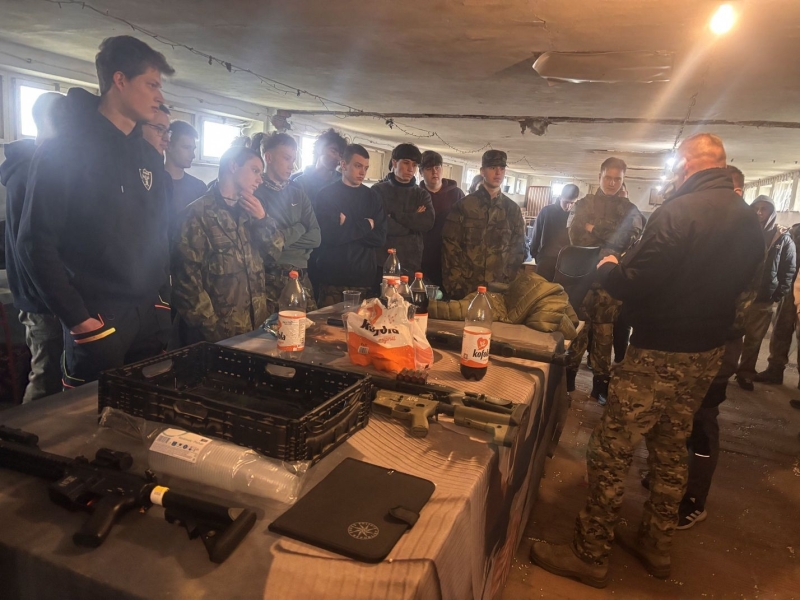 Apríl v maskáčích: Žáci a studenti automobilní školy vyměnili učebnice za airsoftovou výstroj