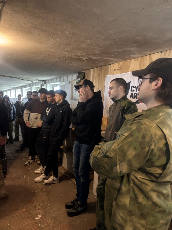 Apríl v maskáčích: Žáci a studenti automobilní školy vyměnili učebnice za airsoftovou výstroj