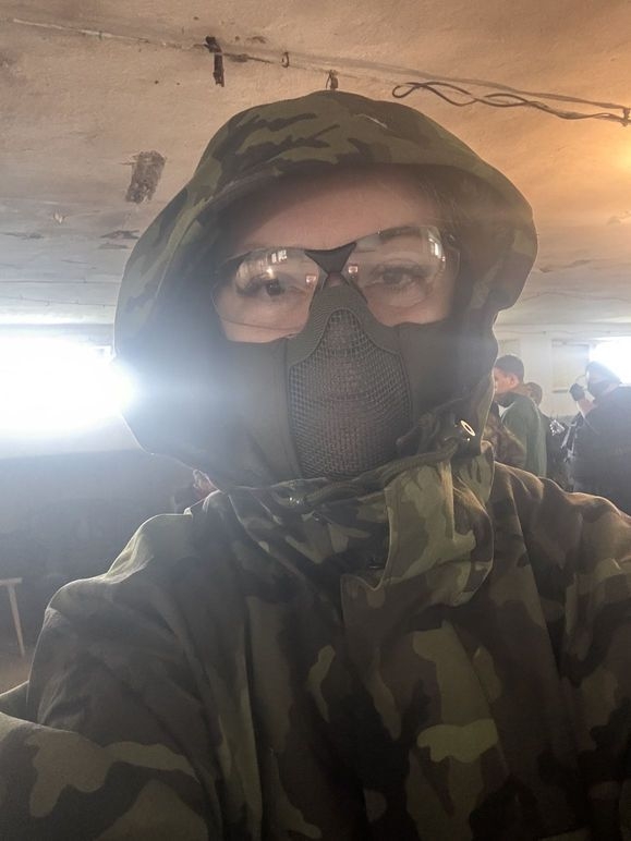 Apríl v maskáčích: Žáci a studenti automobilní školy vyměnili učebnice za airsoftovou výstroj