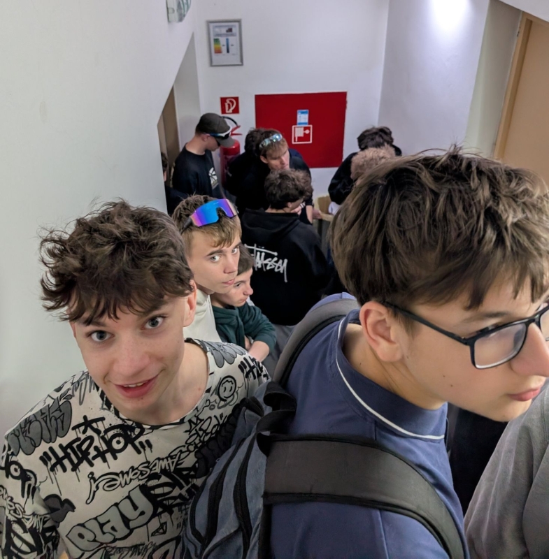 „HEY PEOPLE!“ – ANGLIČTINA MIMO LAVICE