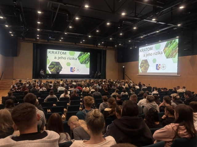 Aktuality - Nebezpečí, které se podceňuje: Prvňáci absolvovali silnou preventivní přednášku o Kratomu