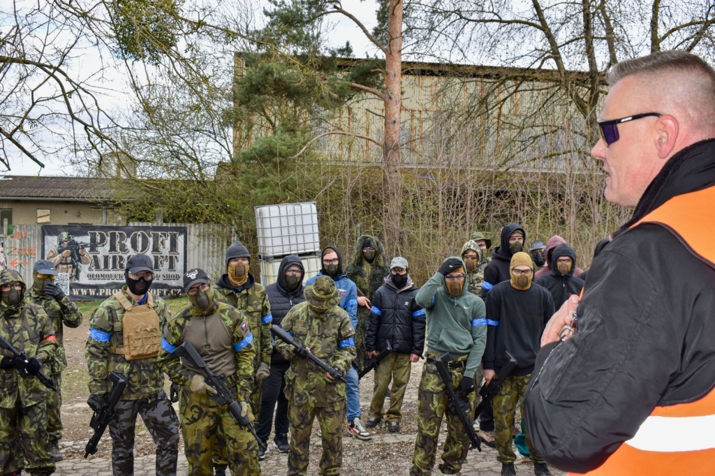 Apríl v maskáčích: Žáci a studenti automobilní školy vyměnili učebnice za airsoftovou výstroj